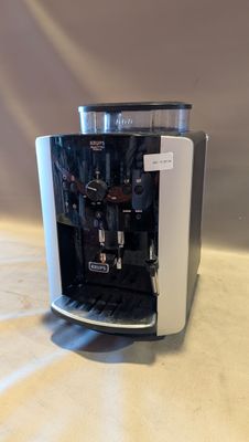 une machine à café posée sur une table