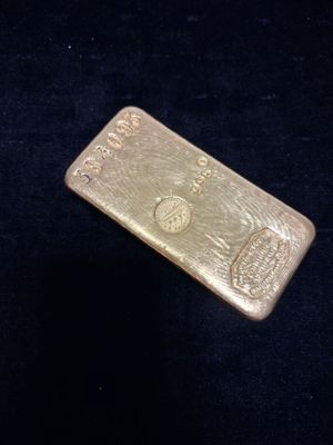 un lingot d'or posé sur une surface noire