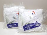 deux sacs contenant des oreillers blancs posés sur un comptoir