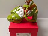 une paire de chaussures posée sur une boîte