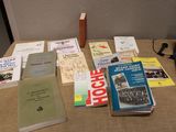 de nombreux livres posés sur une table sur laquelle se trouve un ordinateur portable