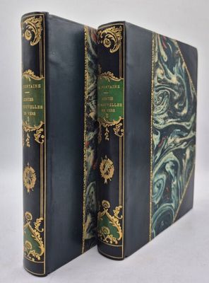 deux livres noirs à la couverture verte et aux bordures dorées
