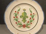une assiette ornée d'un motif posée sur une table