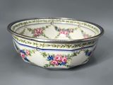 un bol blanc orné de fleurs roses et bleues