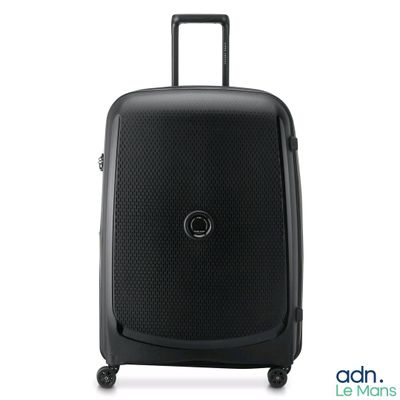 une valise noire à roulettes sur fond blanc