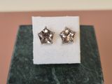 une paire de boucles d'oreilles posée sur un bloc de marbre