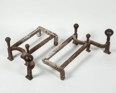 paire de barrières de lit anciennes en fonte avec des montants en bois