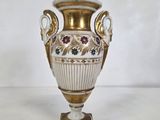un vase posé sur un support sur une table