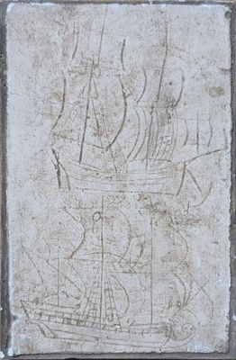 une plaque en pierre sur laquelle est représenté un bateau