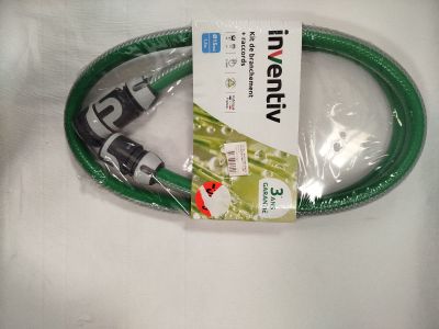 un tuyau vert raccordé à un tuyau vert