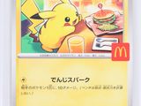 carte Pokémon représentant Pikachu en train de manger un hamburger