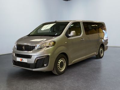 une photo d'une camionnette argentée garée à l'intérieur d'un bâtiment