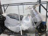 une moto emballée dans du plastique et rangée dans le garage
