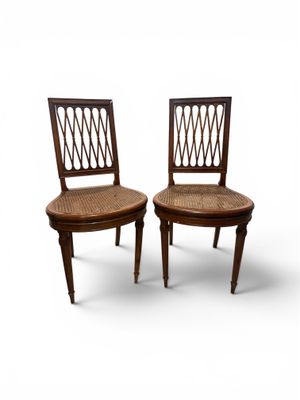 Paire de chaises en bois naturel à dossier en croisillons.