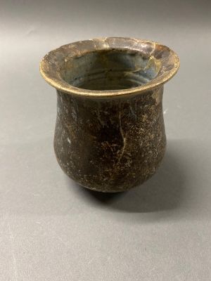 Vase à col ouvert en terre cuite émaillée.