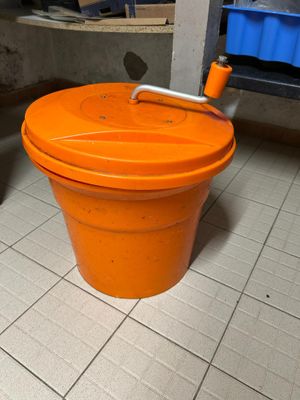 Essoreuse à salade orange (très grand modèle). - Photo 1