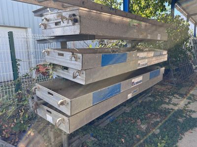 une pile de boîtes empilées les unes sur les autres