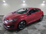 la voiture rouge est garée dans le garage sur le sol en damier