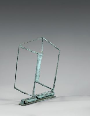 une photo d'une sculpture représentant un cube de verre posé sur un socle métallique