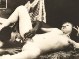 photographie en noir et blanc d'un homme et d'une femme allongés sur un lit
