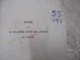 un vieux livre écrit posé sur une table