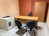 deux chaises et un bureau dans une petite pièce