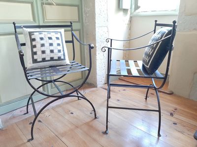 une chaise et une autre chaise posées sur un parquet en bois dur
