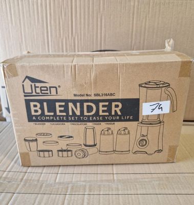 un mixeur dans son emballage posé sur un carton, lui-même posé sur une table