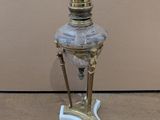 une lampe posée sur un parquet