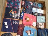 une boîte remplie d'objets posés sur le sol