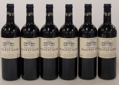 six bouteilles de vin sont alignées sur une table
