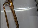 un instrument à vent en laiton exposé dans une vitrine