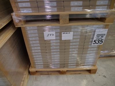 une pile de boîtes empilées les unes sur les autres