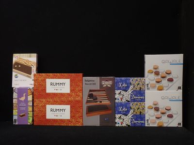 de nombreux types de chocolats exposés sur une table noire