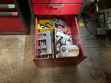 un tiroir rouge contenant des outils, dans un garage