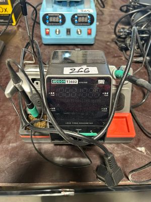 de nombreux fils reliés à un appareil électronique
