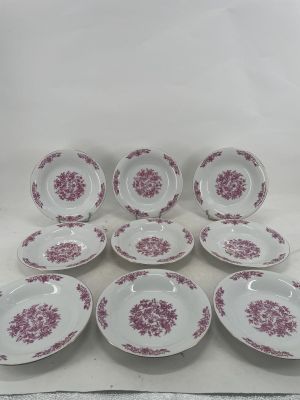 un lot de six assiettes roses et blanches ornées de fleurs