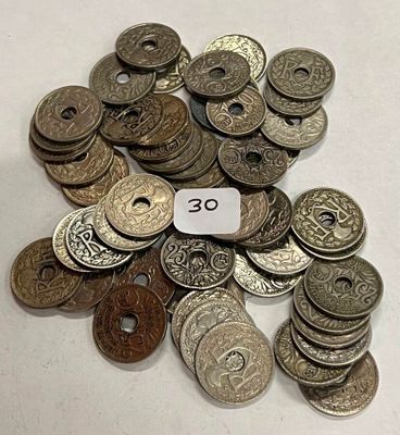 un tas de pièces de monnaie sur lequel est accrochée une étiquette indiquant le prix