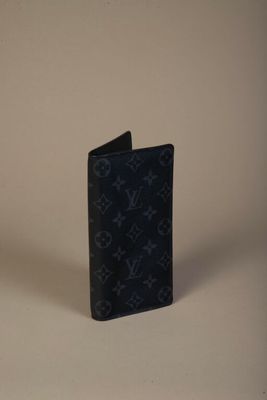 une image représentant un portefeuille posé sur une surface blanche