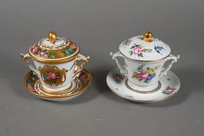 paire de tasses à thé et soucoupes en porcelaine ornées de motifs floraux