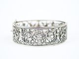 gros plan d'un bracelet en argent sur une surface blanche