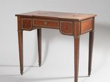 une image représentant une petite table avec des tiroirs dessus
