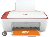 Imprimante de bureau HP avec du papier orange et une imprimante blanche
