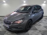 L'Opel grise est garée sur un sol en carrelage à damier.