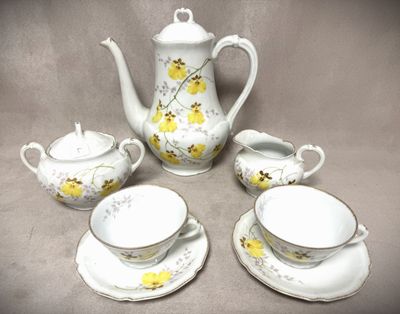 quatre services à thé et à café posés sur la table