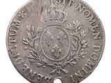 Gros plan sur une pièce d'argent ornée d'une couronne