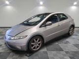 une photo d'une Honda Civic argentée posée sur un sol à damier