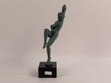une image représentant une statue en bronze d'une femme posée sur un socle noir