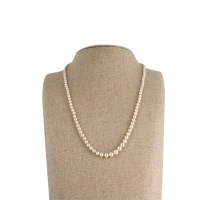 un collier de perles blanches sur un mannequin