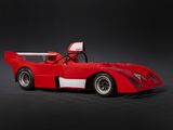 La voiture de course rouge et blanche est garée sur une surface noire.